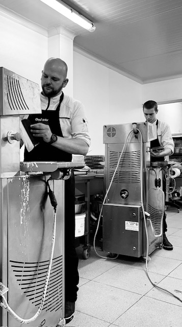 Pieter Demey aan de chocolademachine