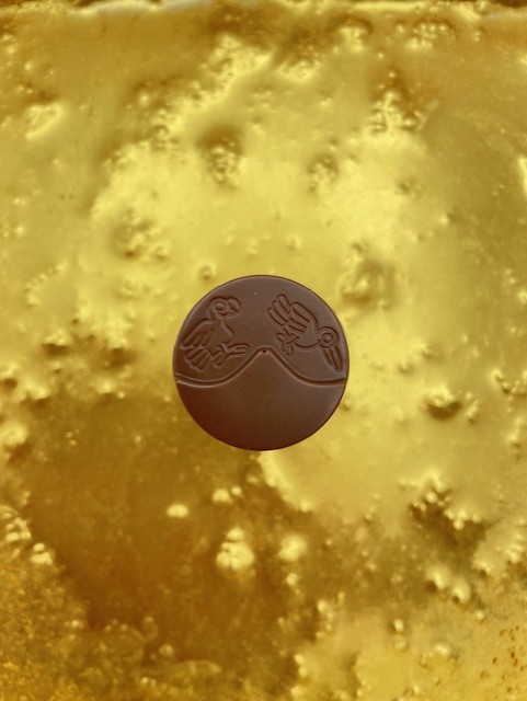 Praline met embossed motief
